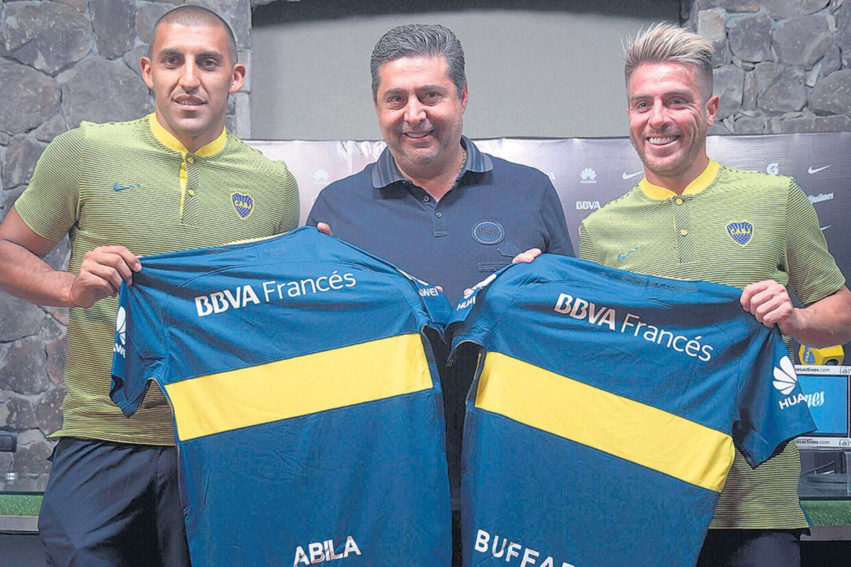 Daniel Angelici en Cardales, flanqueado por Abila y Buffarini, los primeros refuerzos de Boca.