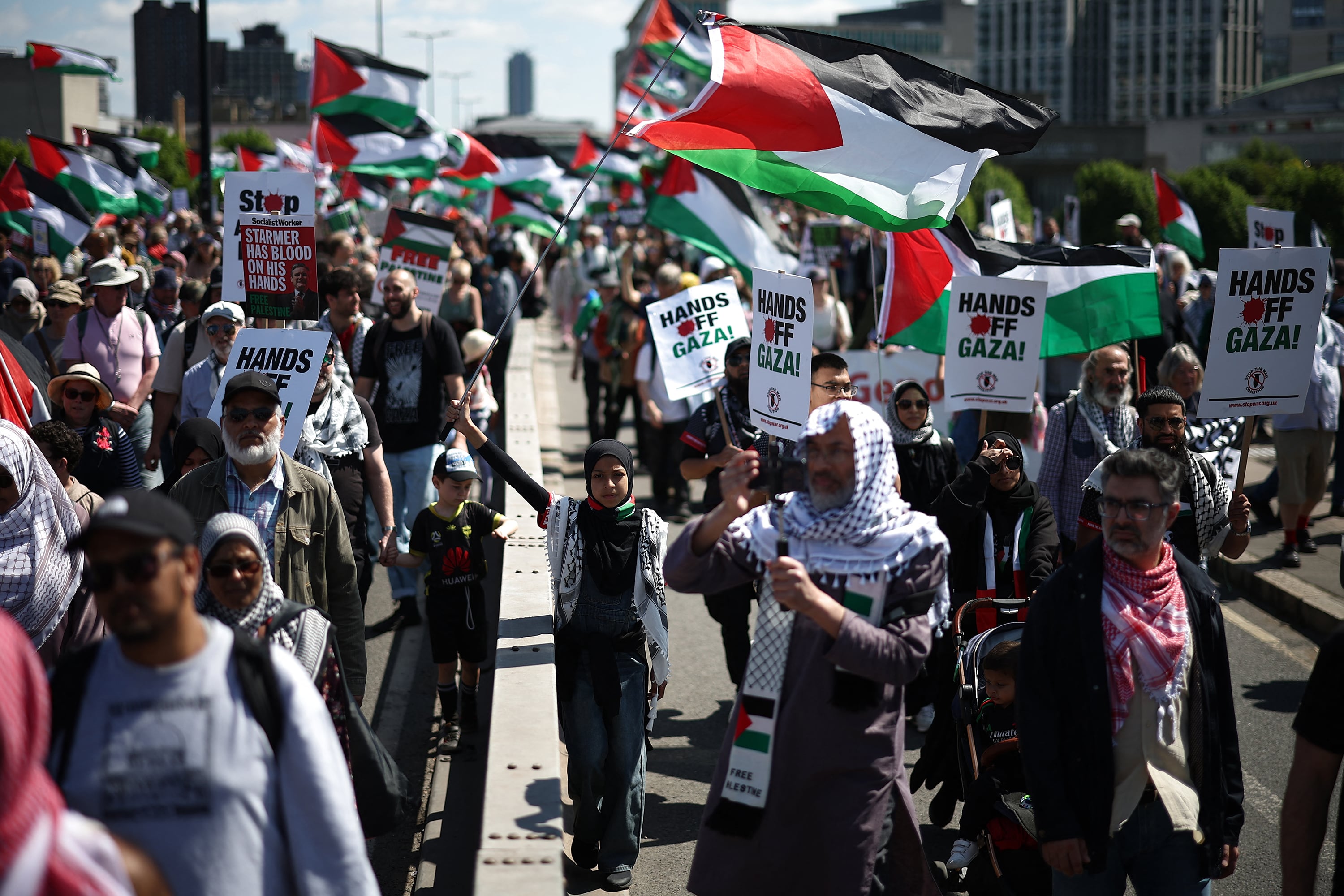 Miles de manifestantes propalestina marchan por las calles de Londres.
