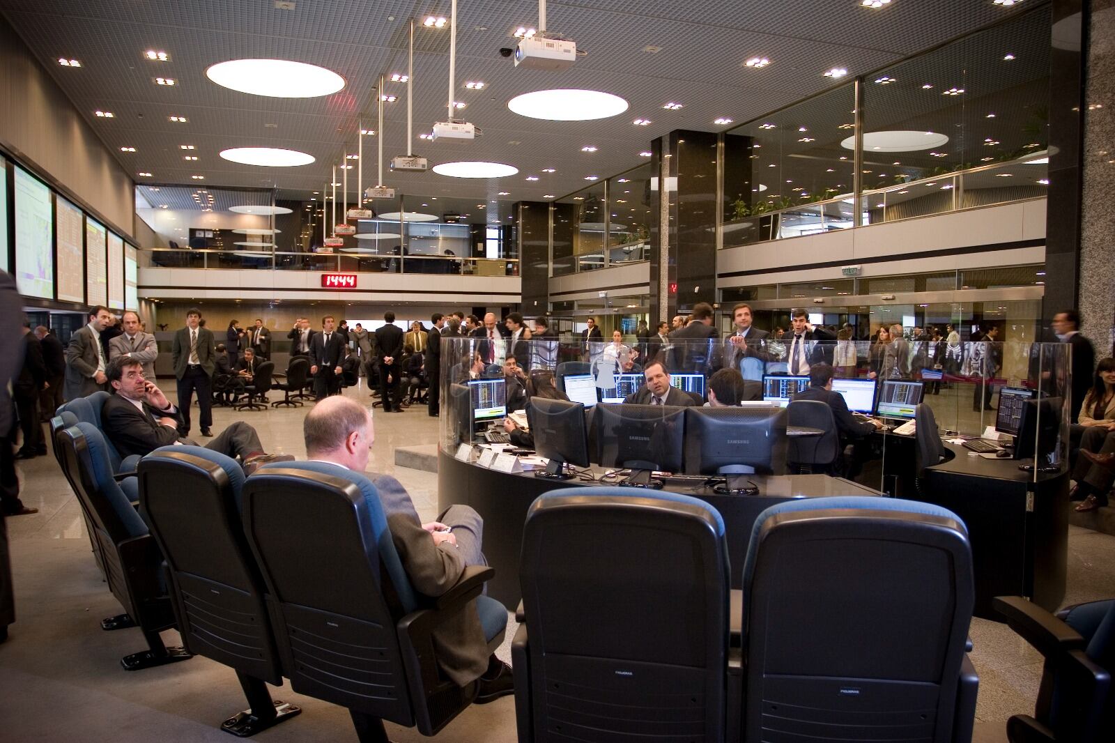 Dos semanas intensas en los mercados. Antes de las elecciones, por dolarizarse. En la siguiente, para huir de esas posiciones.