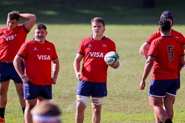 Juián Rossi tiene la pelota en el entrenamiento del seleccionado
