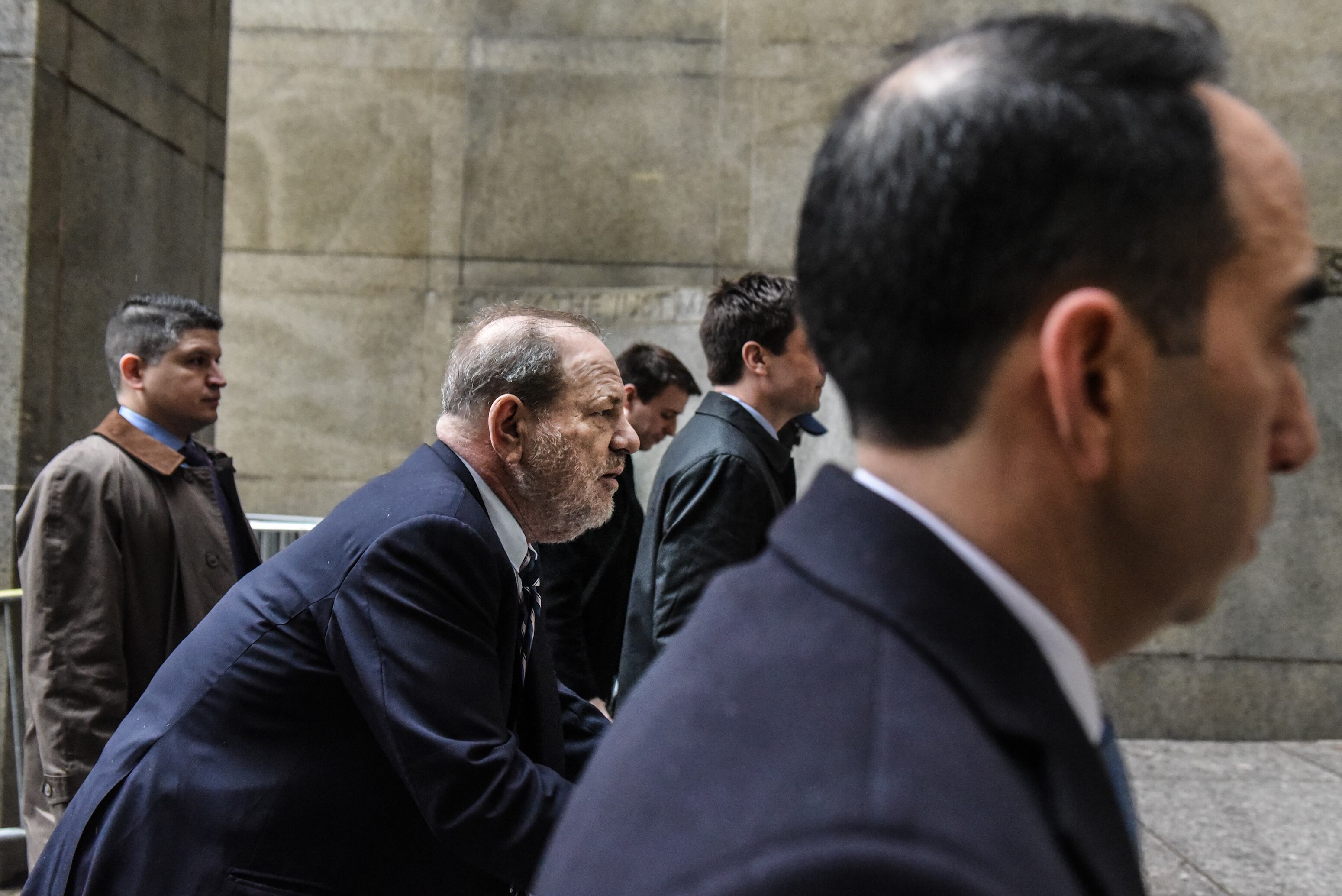 Weinstein llegó a todas las audiencias usando un andador.