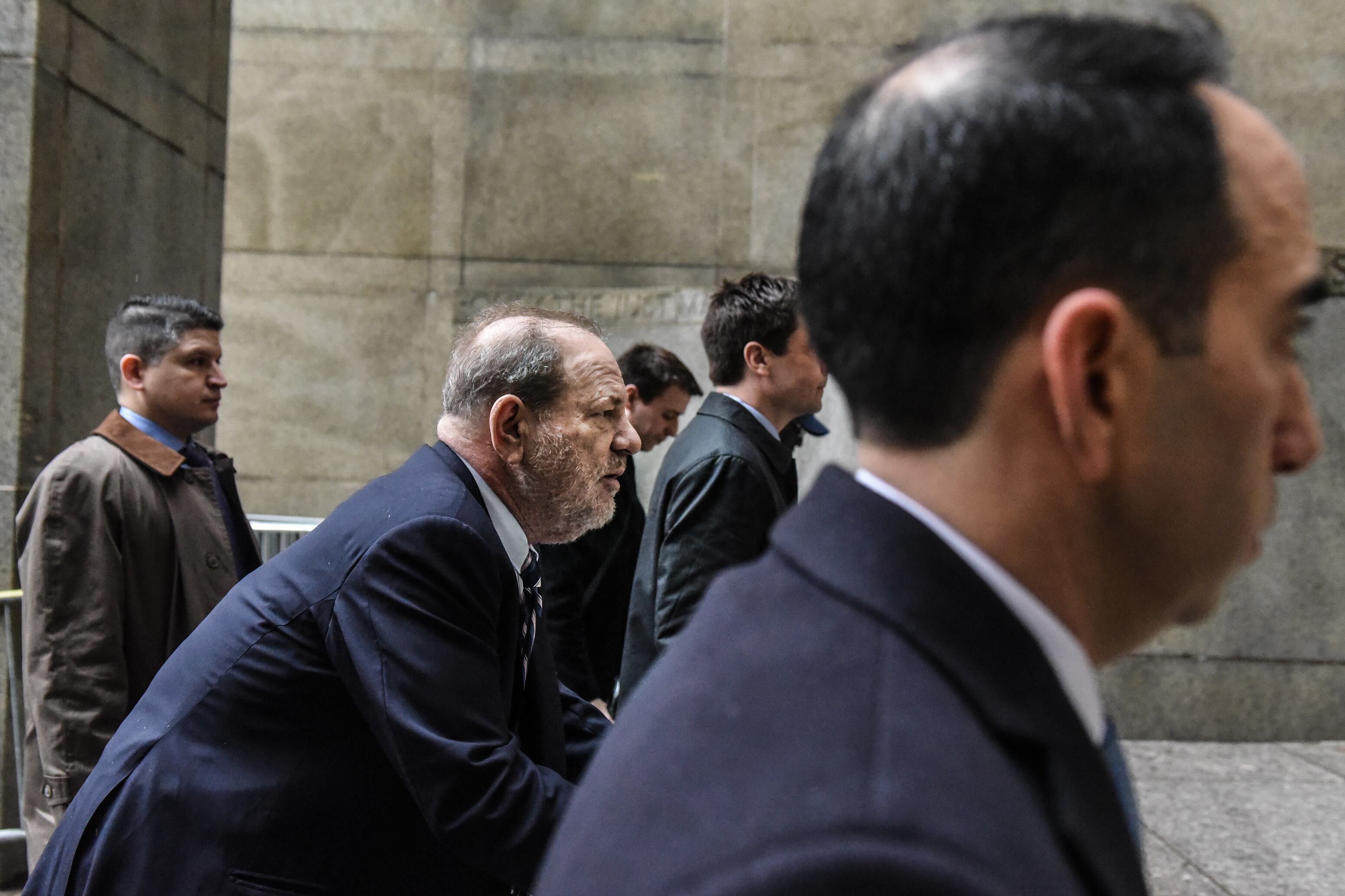 Weinstein llegó a todas las audiencias usando un andador.