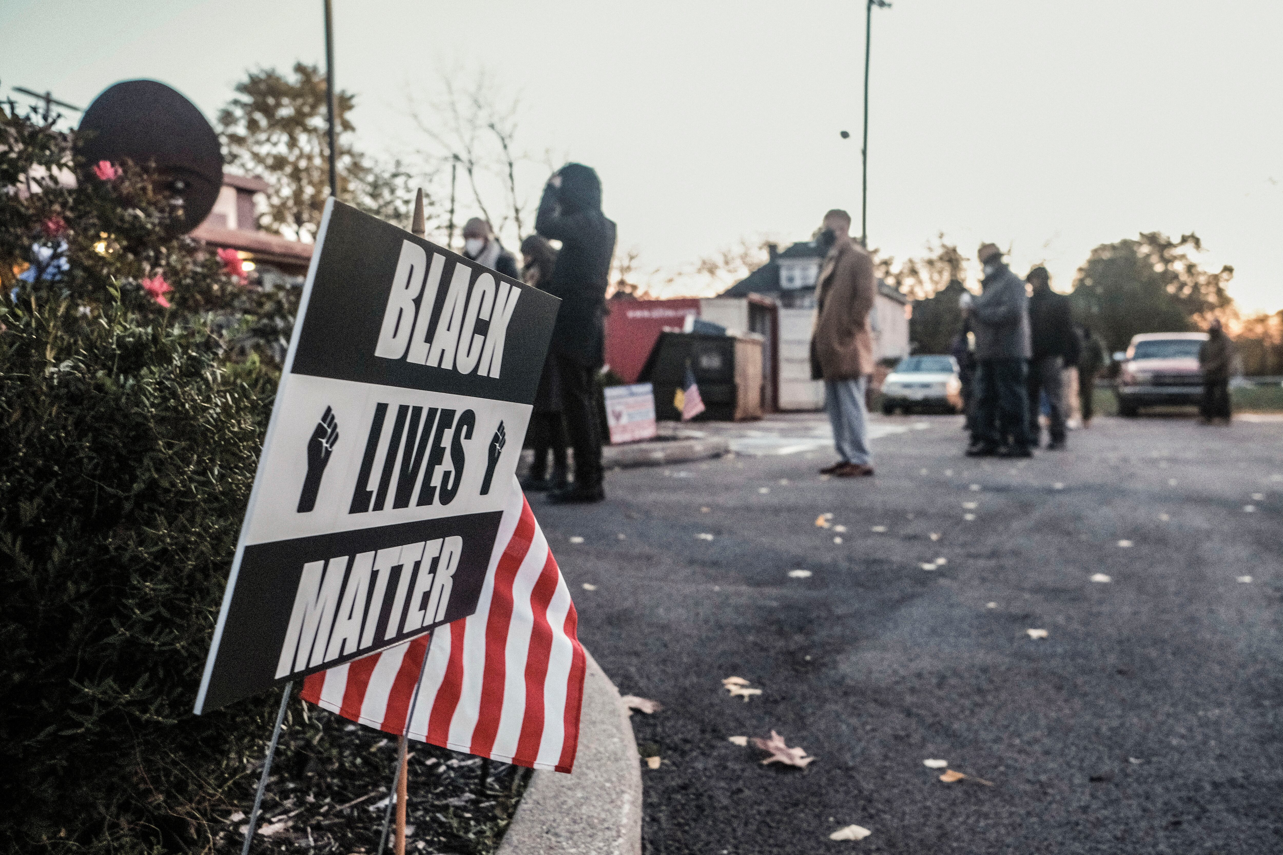 Protesta de Black Lives Matter frente a un centro de votación en Columbus, Ohio.