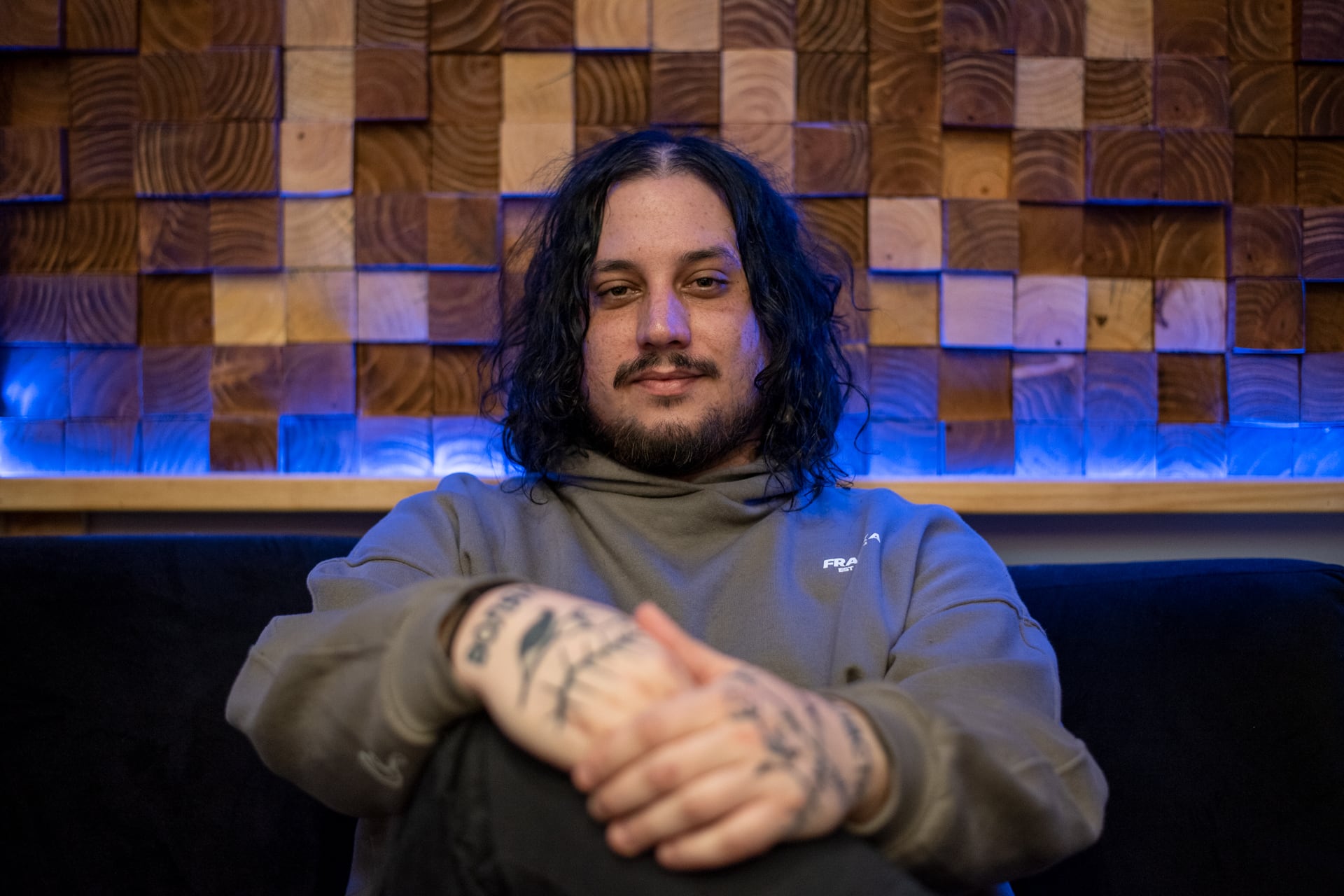 Molok0 construyó un estilo maleable que le permite ir del trap a la canción o al indie sin perder identidad, como demostrará su próximo disco