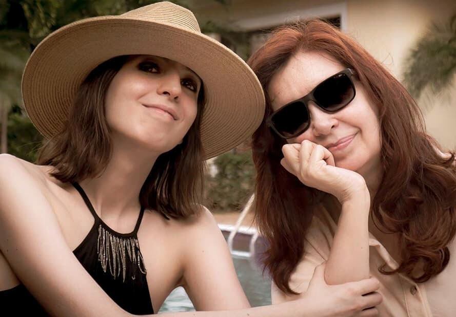 Frorencia Kirchner junto a su madre, la ex presidenta Cristina Fernández. 