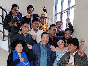 Referentes del MAS saludan luego de la reunión. Foto: Twitter del presidente Luis Arce.