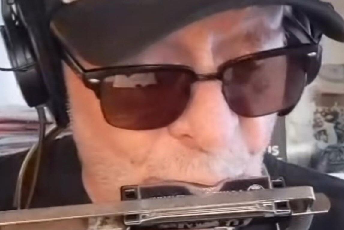 León Gieco canta en solidaridad con los afectados por los incendios.