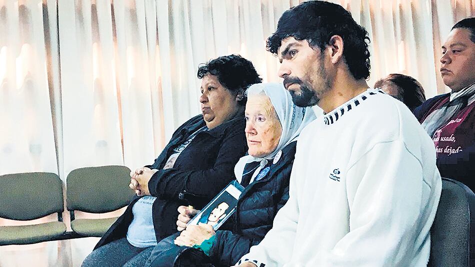 María Viera y José Mancini, madre y amigo de Fabián Gorosito, acompañados por Nora Cortiñas.