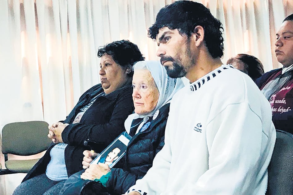 María Viera y José Mancini, madre y amigo de Fabián Gorosito, acompañados por Nora Cortiñas.