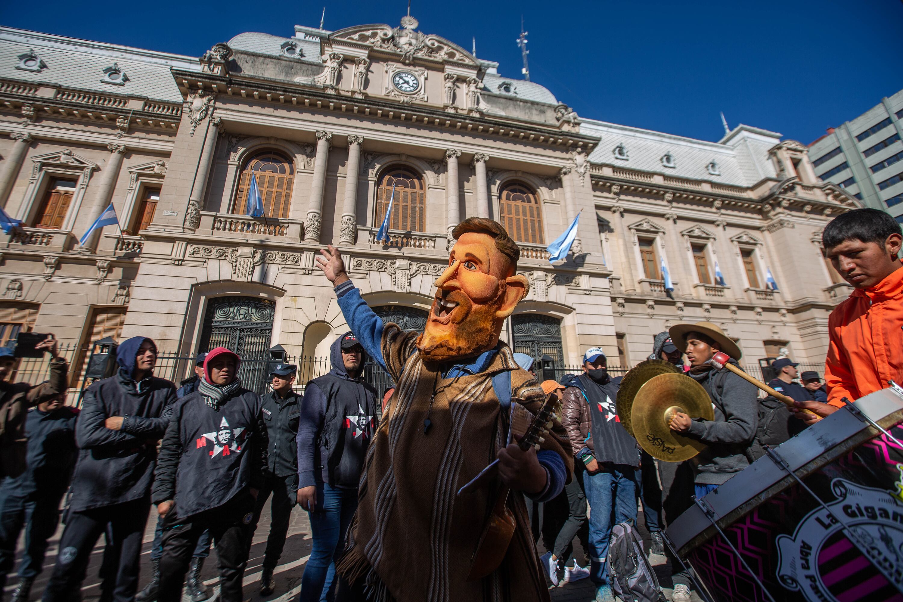 La multitud se concentró frente a la gobernación de de la provincia de Jujuy.