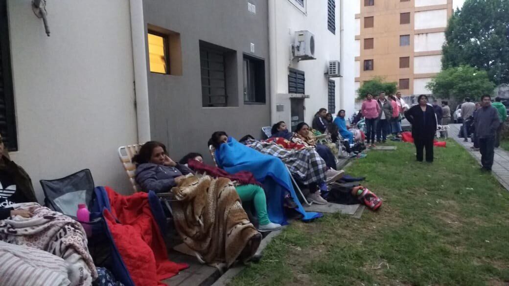 Filas en la calle para acceder a un turno