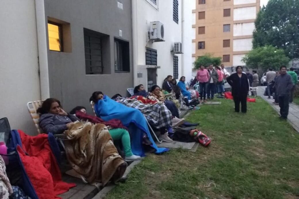 Filas en la calle para acceder a un turno