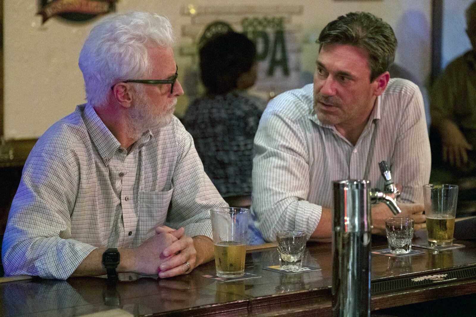 Slattery y Hamm en un bar: un guiño para los fans de Mad Men.
