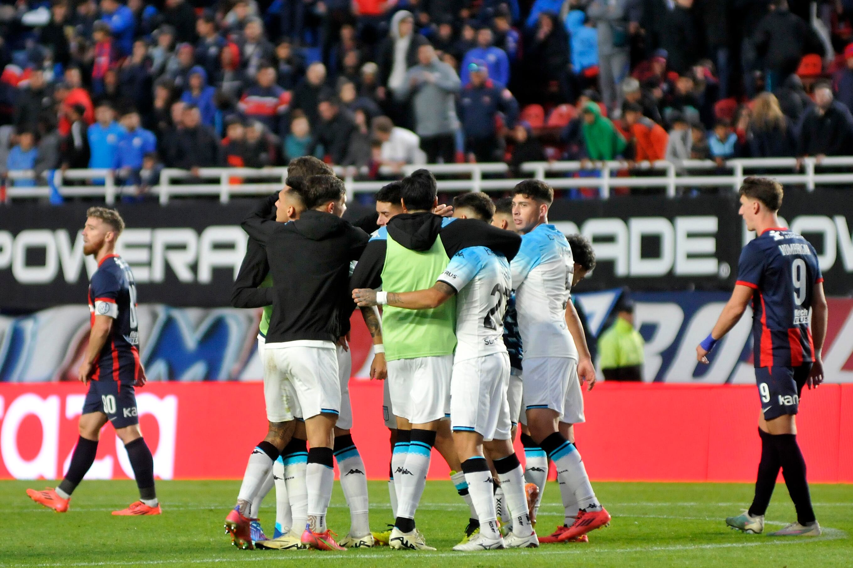 Los jugadores de Racing festejan la victoria