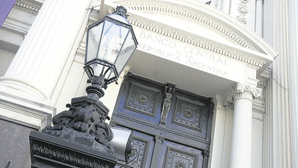 El Banco Central paga tasas record para evitar una corrida al dólar.