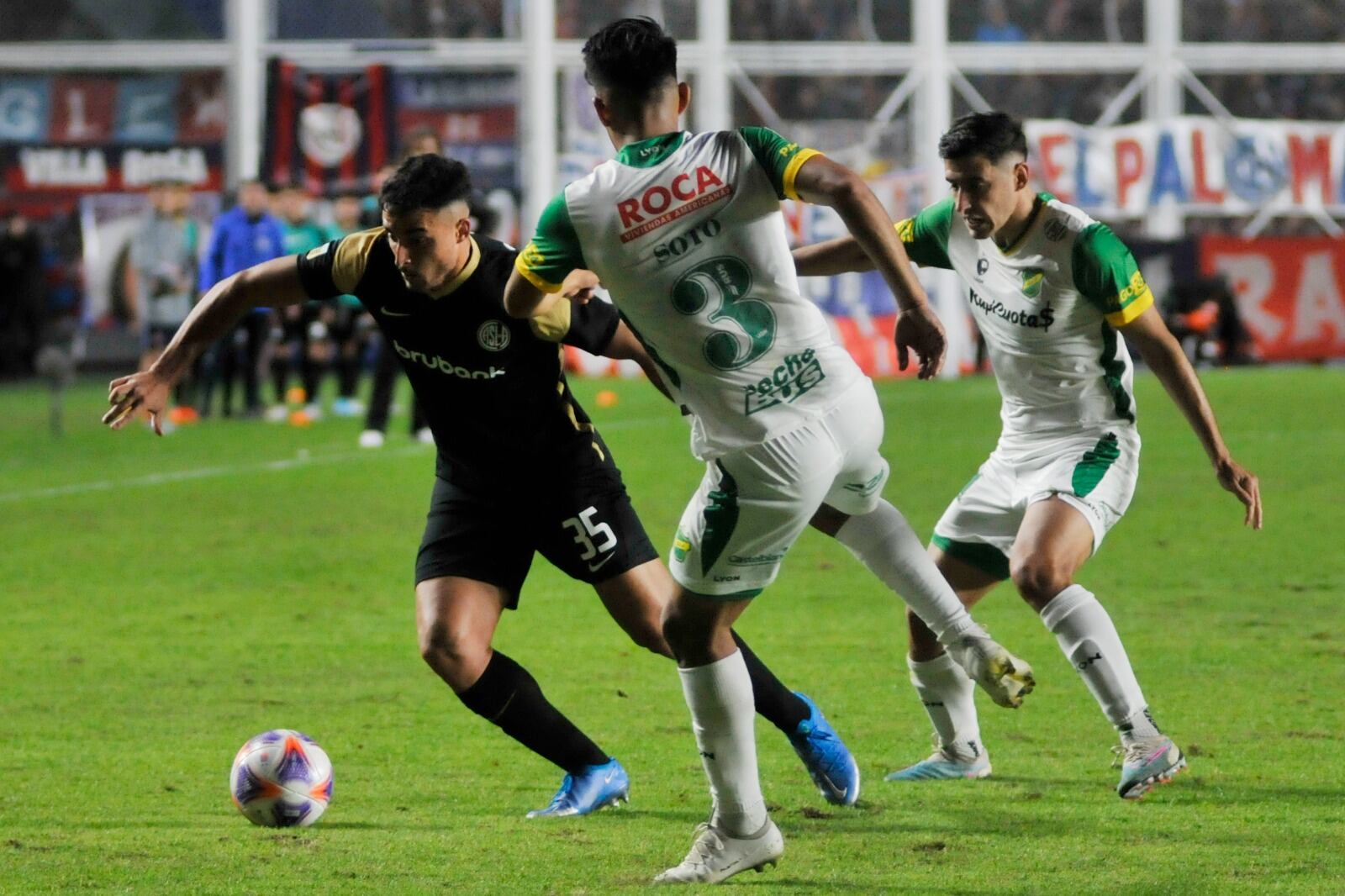 Luján maniobra ante Soto en el empate entre el Ciclón y el Halcón