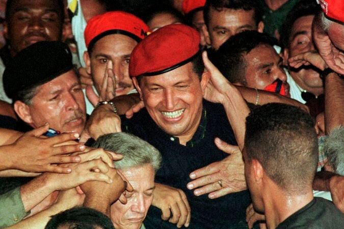 En 1998, comienza la era de Hugo Chávez en Venezuela. El líder militar, que se había levantado contra el presidente Carlos Andrés Pérez en 1992, se impone con el 56 por ciento de los votos al frente del Polo Patriótico.