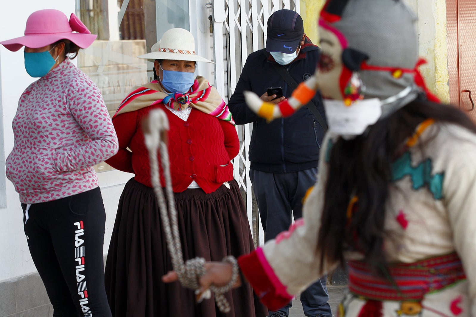 Barbijos y distanciamiento social en Puno, Perú.