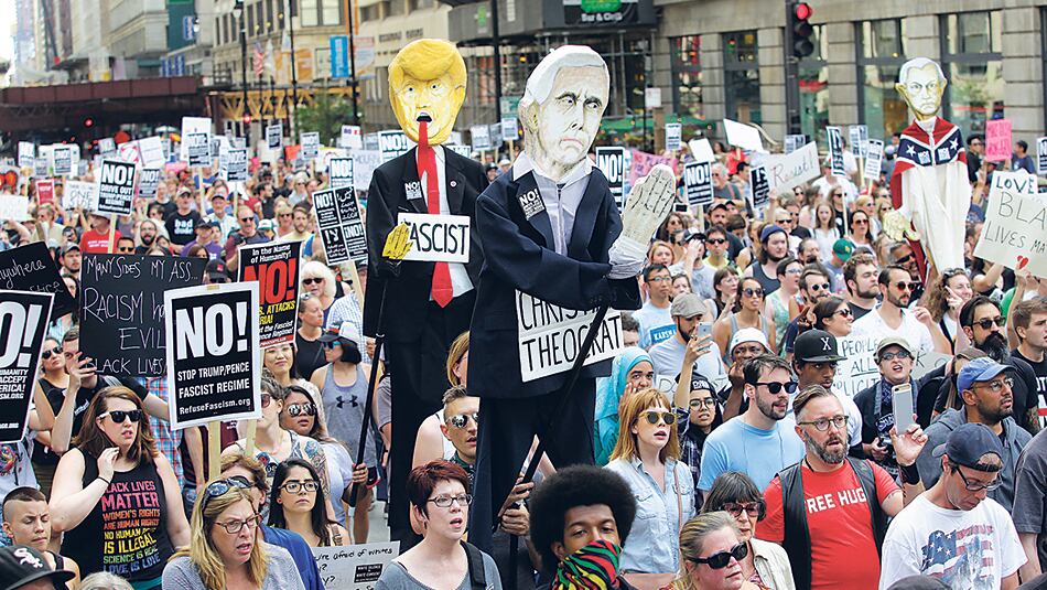 Manifestantes llevan consignas contra el racismo y la violencia de los grupos de extrema derecha.