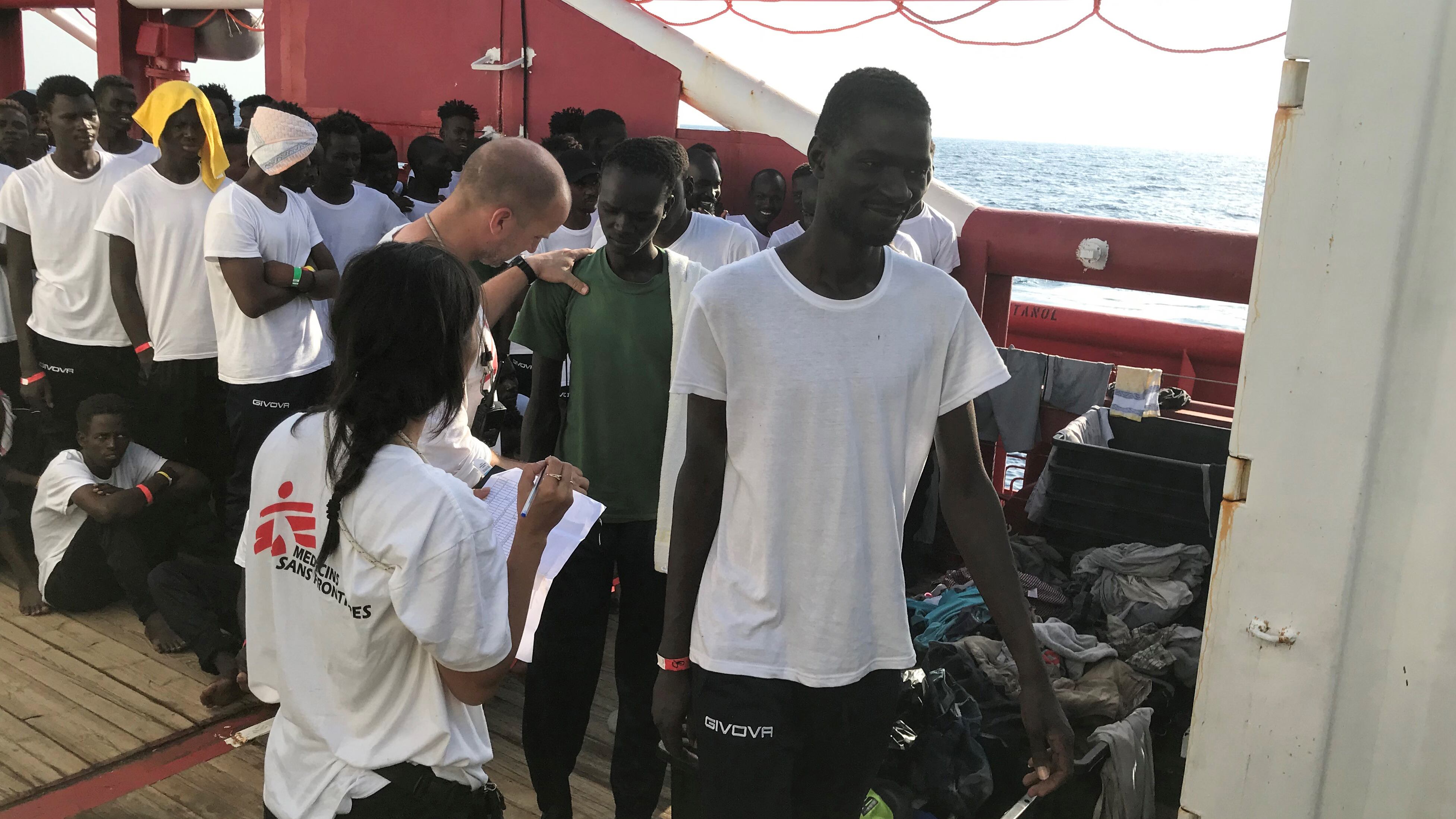 El buque rescatista ya está en riesgo por la cantidad de personas a bordo.