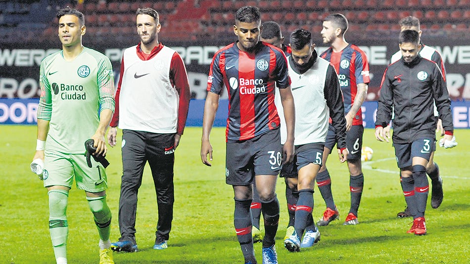 Los jugadores de San Lorenzo dejaron el campo de juego bajo una silbatina generalizada.