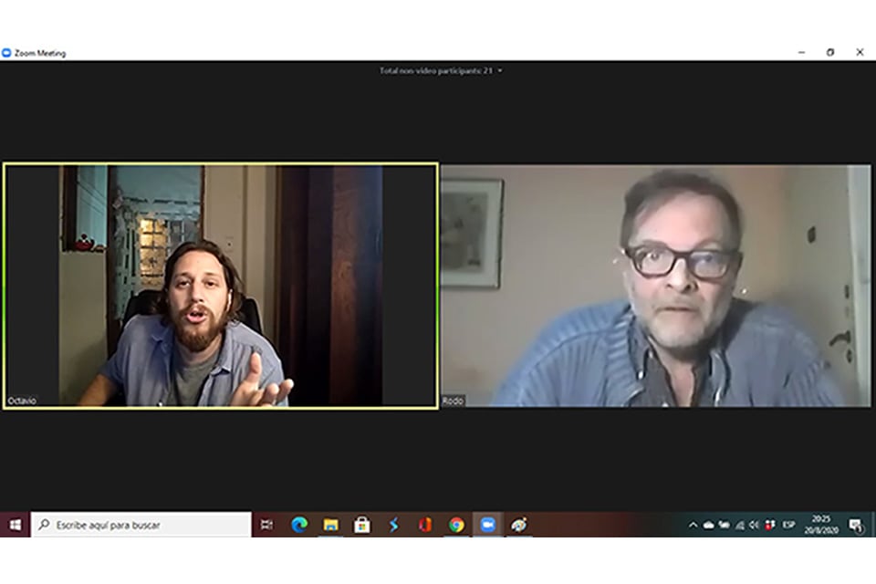 Es un intenso duelo actoral a distancia entre Julio Chianetta y Juan Biselli. 
