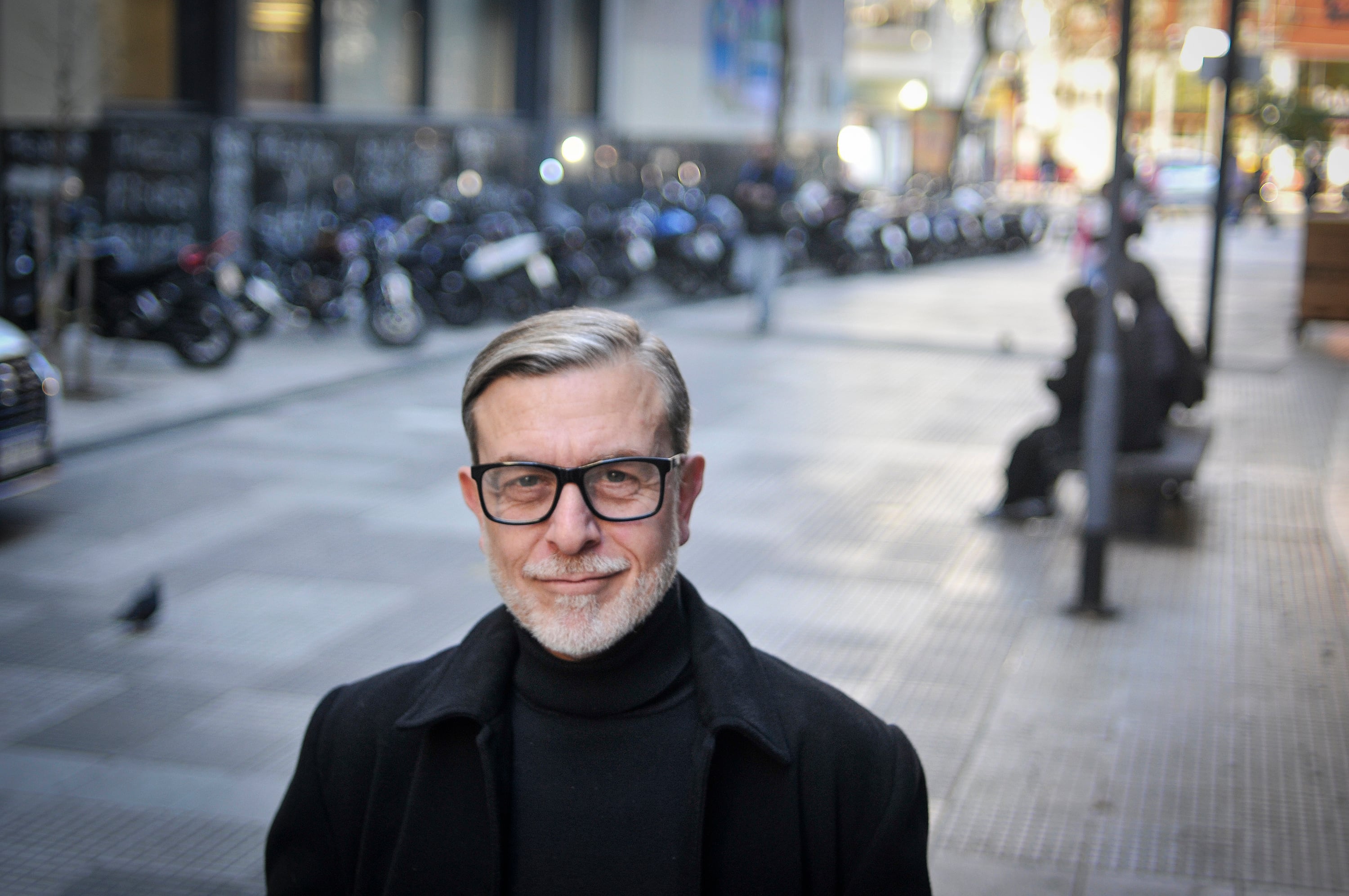 Patricio Azor es, además de director teatral, diseñador gráfico.