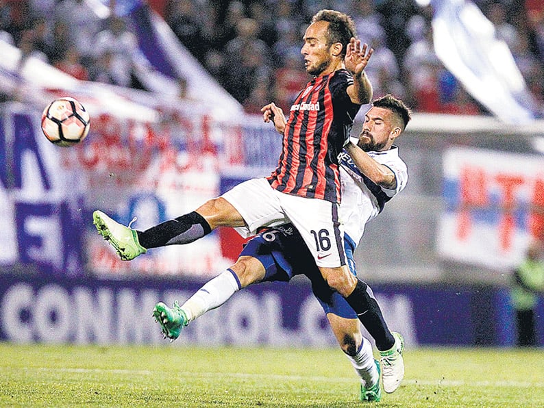 Belluschi disputa la pelota. El volante jugó un buen primer tiempo, pero su nivel cayó mucho en el segundo. 