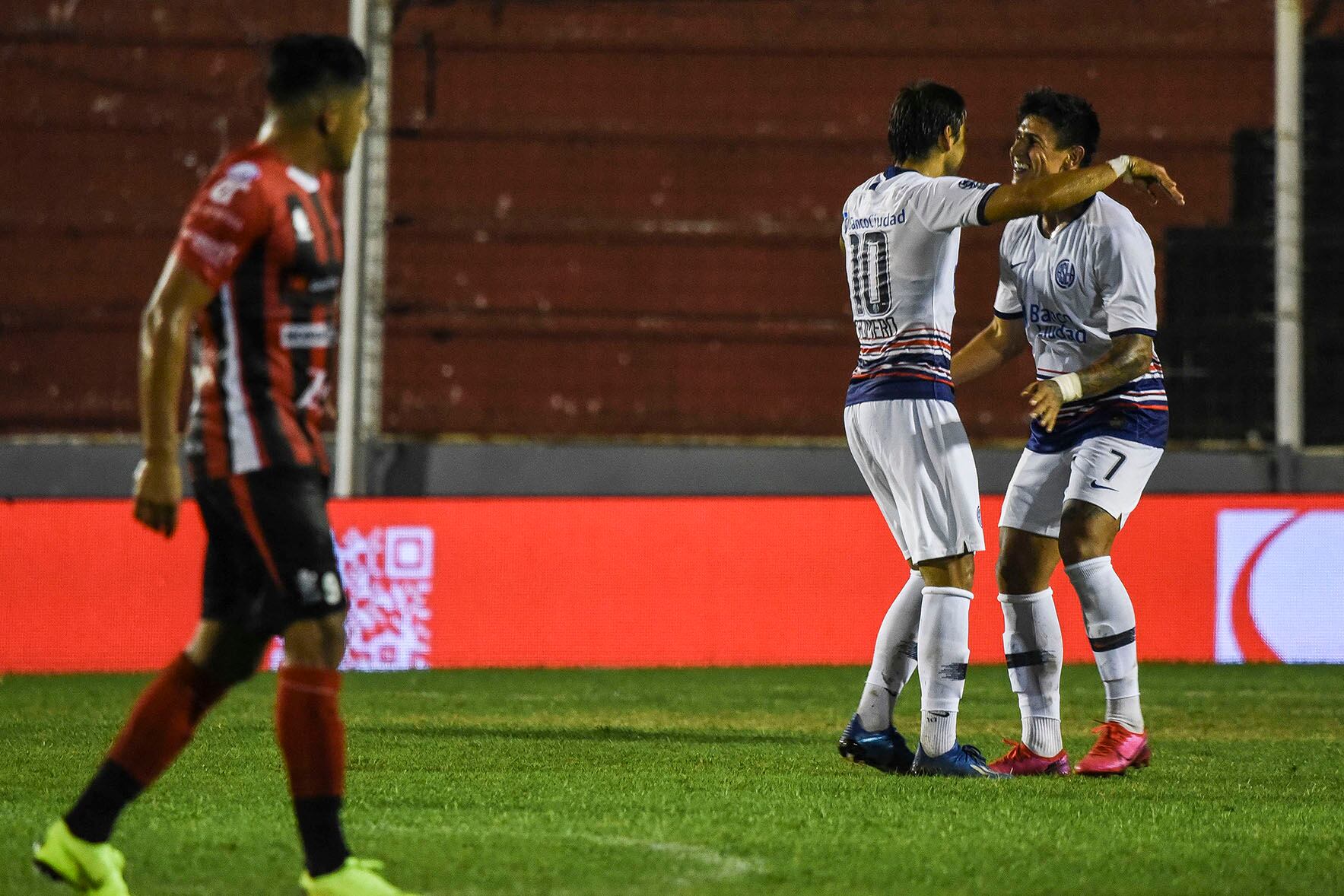 Bareiro festeja su gol con Romero. Ganó San Lorenzo en Paraná.
