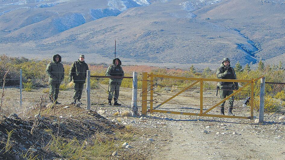 Gendarmes en la entrada del predio que ocupan los mapuches en Cushamen.