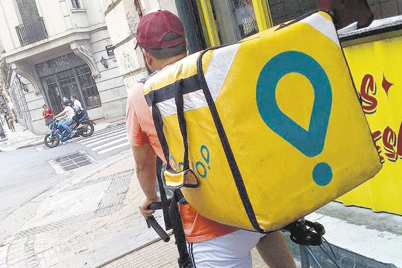 Una de las irregularidades es la caja llevada en la espalda en lugar de estar sujeta a la bici.