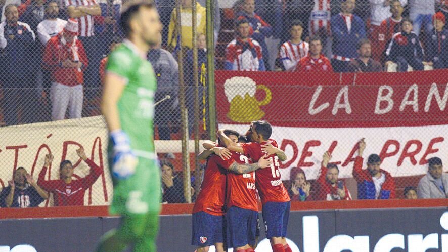 Rigoni festeja con sus compañeros en la noche santafesina.