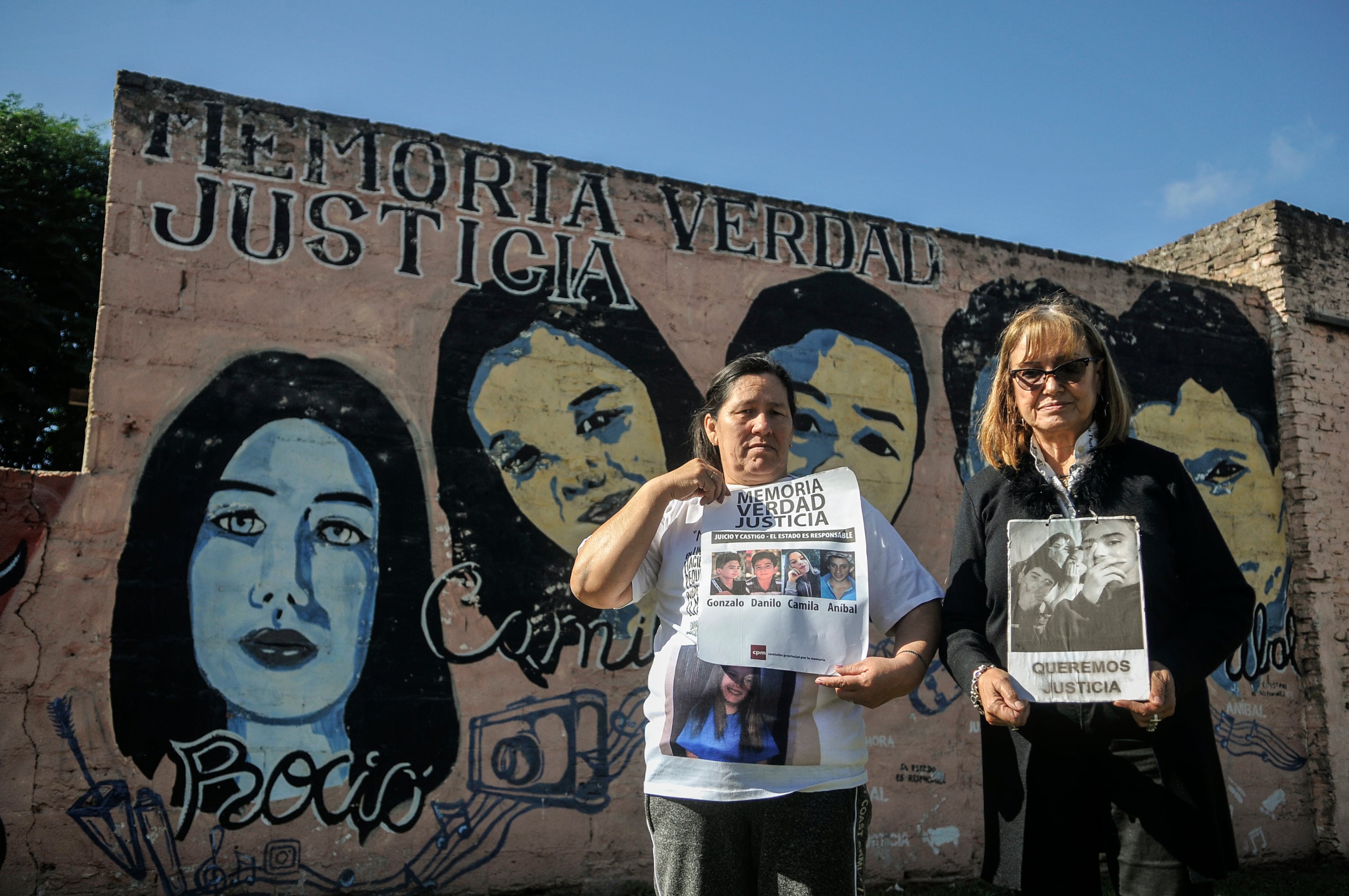 Mónica Cedan, abuela de una de las víctimas, y María del Carmen Lamothe, de la Casa de las Madres de Monte, frente a uno de los murales que recuerdan lo ocurrido.