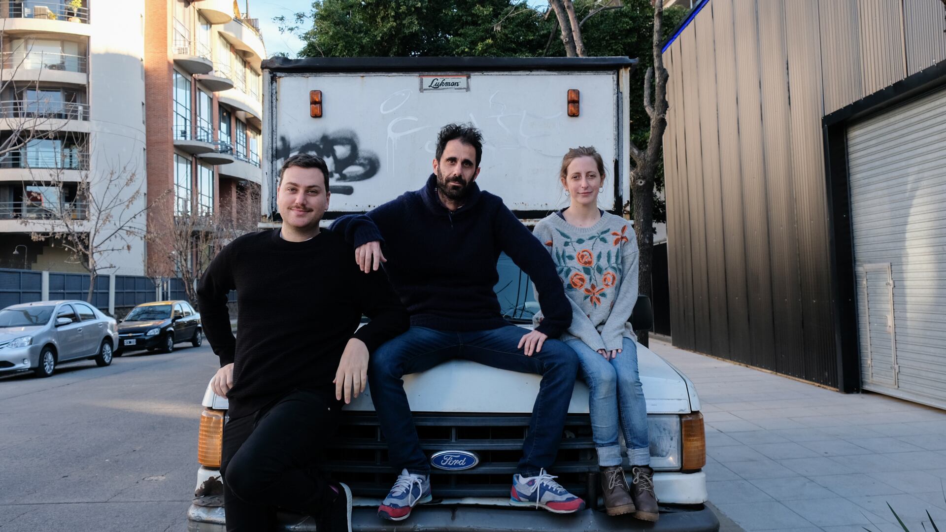 La sátira social de Eléctrica expone a un jefe desagradable, un pasante explotado y una secretaria depresiva.