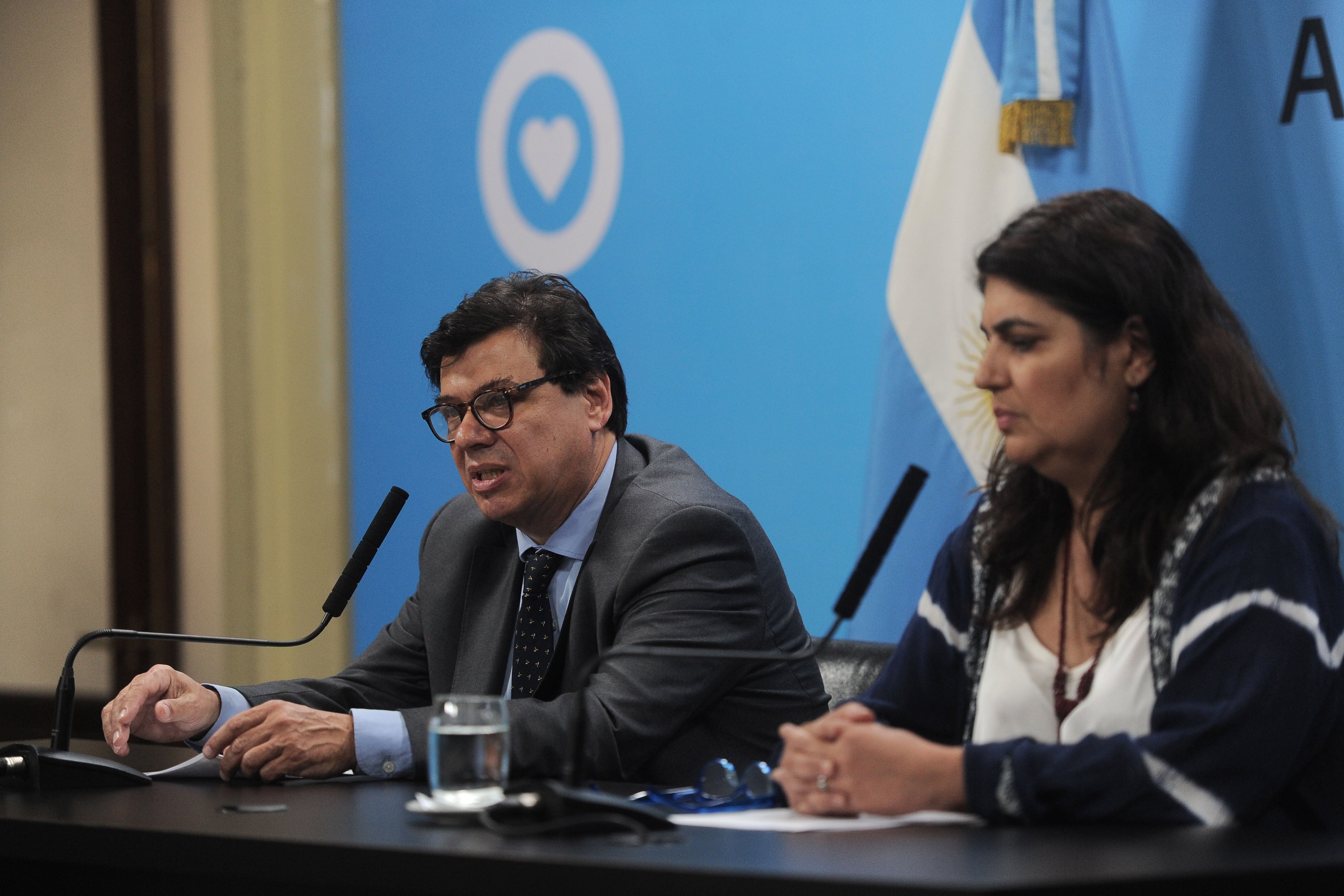 El ministro de Trabajo, Claudio Moroni junto a la secretaria de Empleo Público, Ana Castellani.