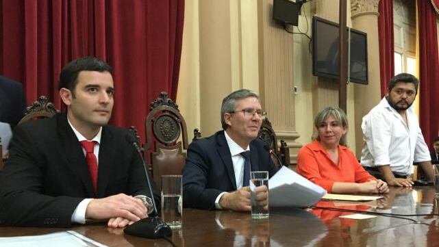 Amat en el centro junto a los dos vicepresidentes, Jarsún y Navarro