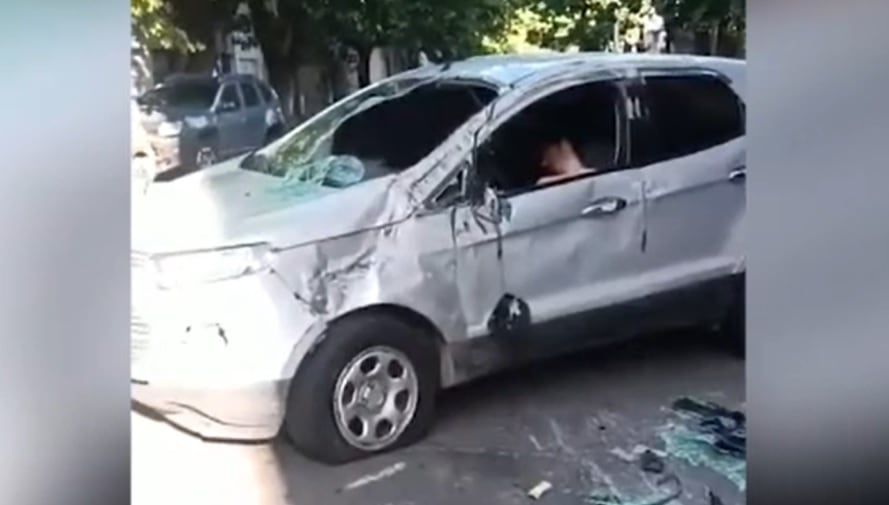 El hombre, al volante de una Ford EcoSport, chocó contra un colectivo, dos autos estacionados y volcó su camioneta