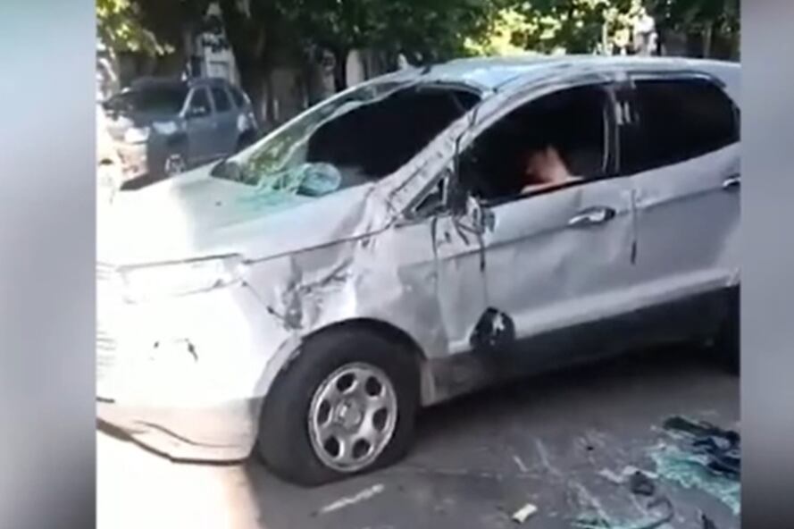 El hombre, al volante de una Ford EcoSport, chocó contra un colectivo, dos autos estacionados y volcó su camioneta