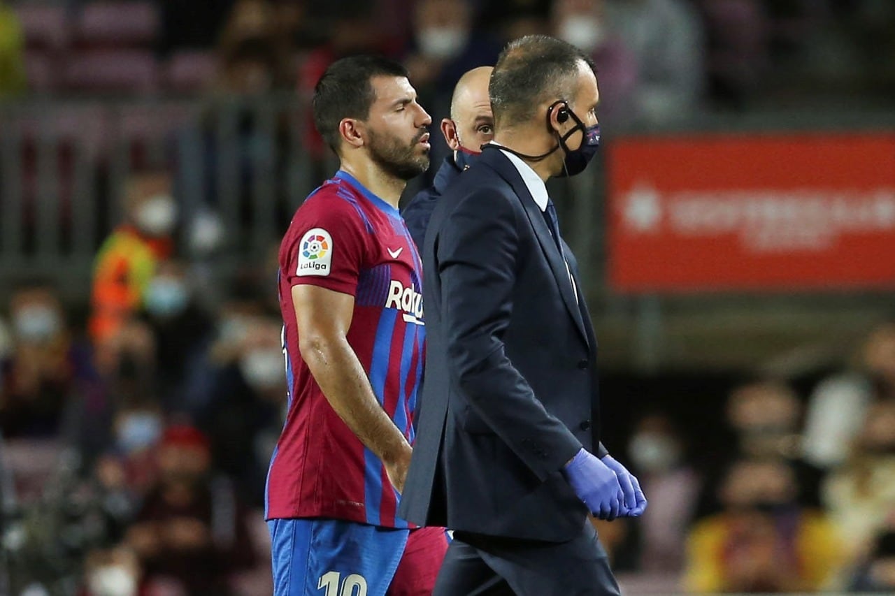 Sergio Agüero tuvo que salir reemplazado a los 41 minutos del primer tiempo ante el Alavés