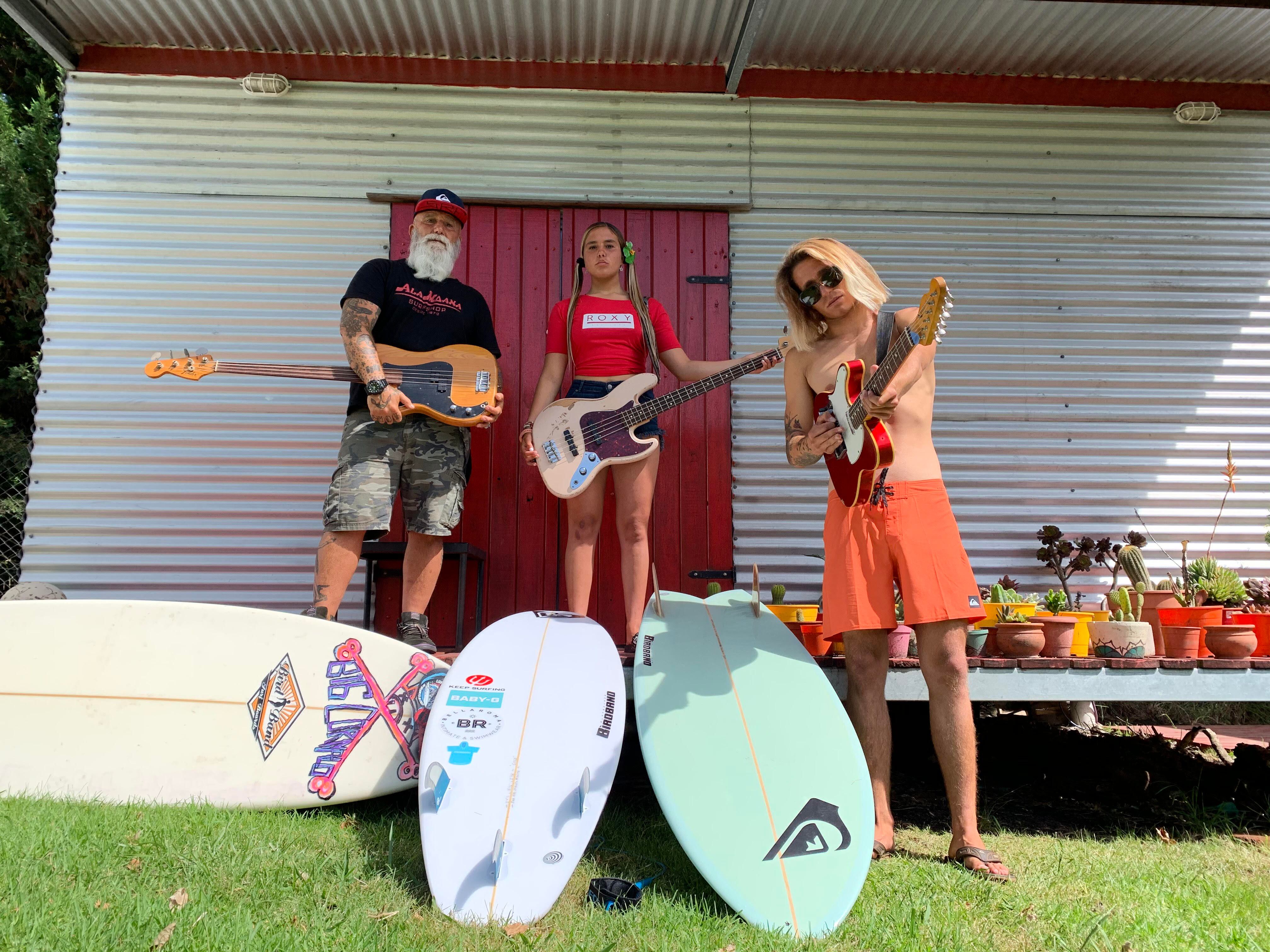 Música y surf, las dos pasiones que unen a Flavio, Cocó y Jay.