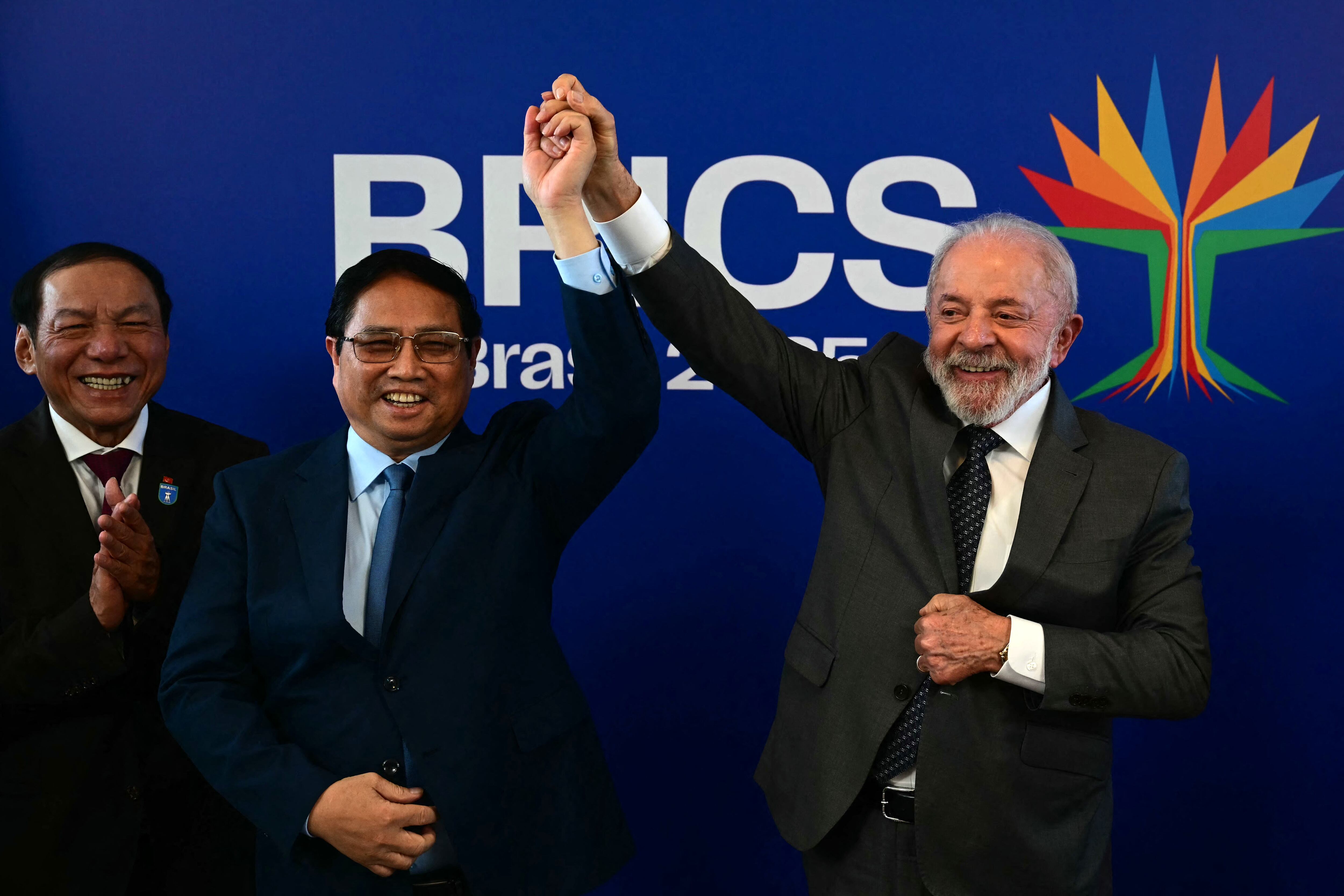 El primer ministro vietnamita  Pham Minh Chinh y su par brasileño Lula da Silva saludan.