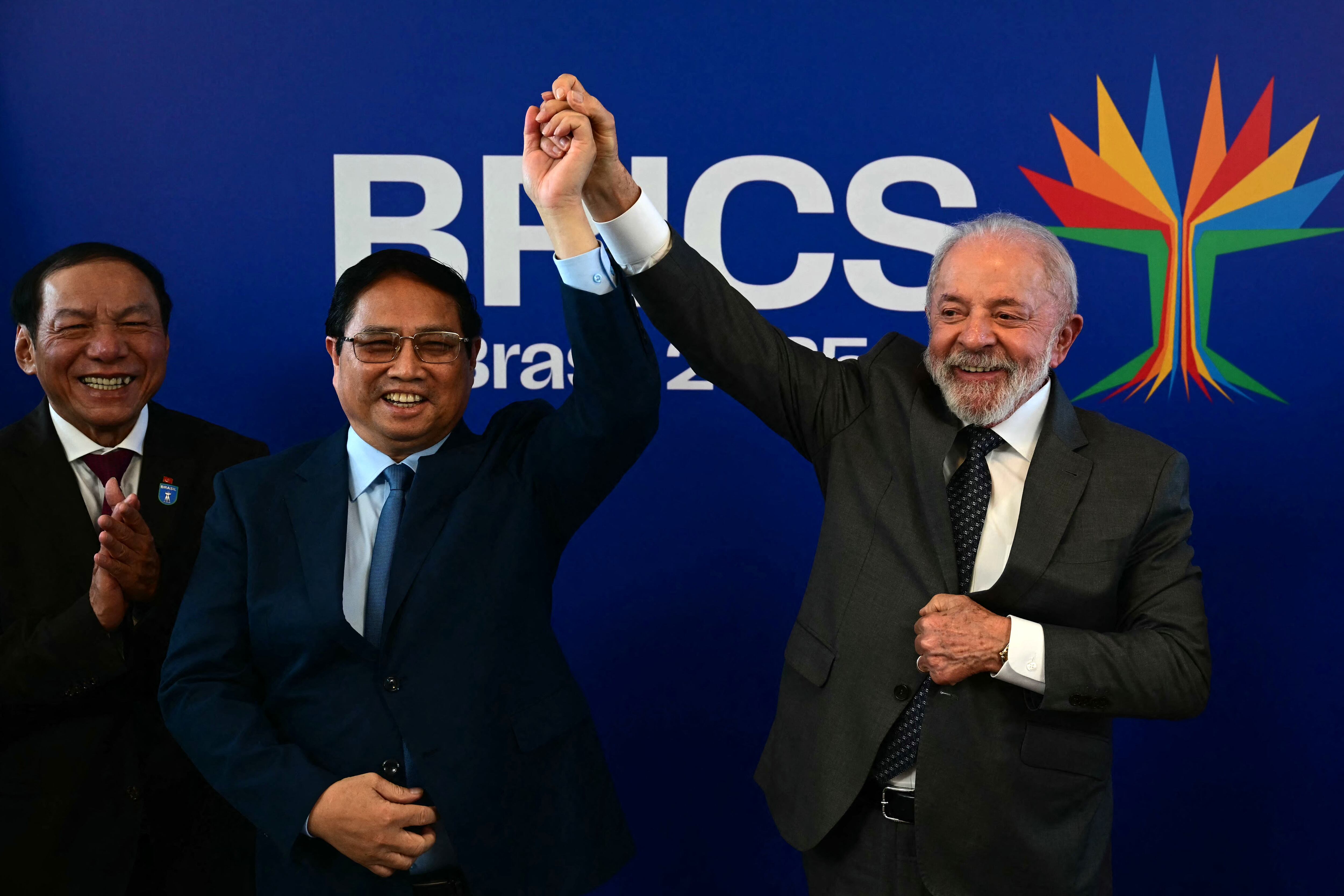 El primer ministro vietnamita Pham Minh Chinh y su par brasileño Lula da Silva saludan.