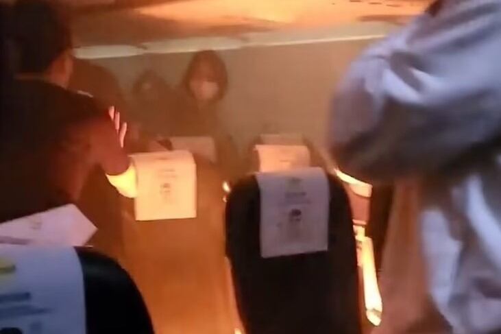 El momento en que la explosión causó el incendio y generó el pánico en los pasajeros (Foto: Captura).