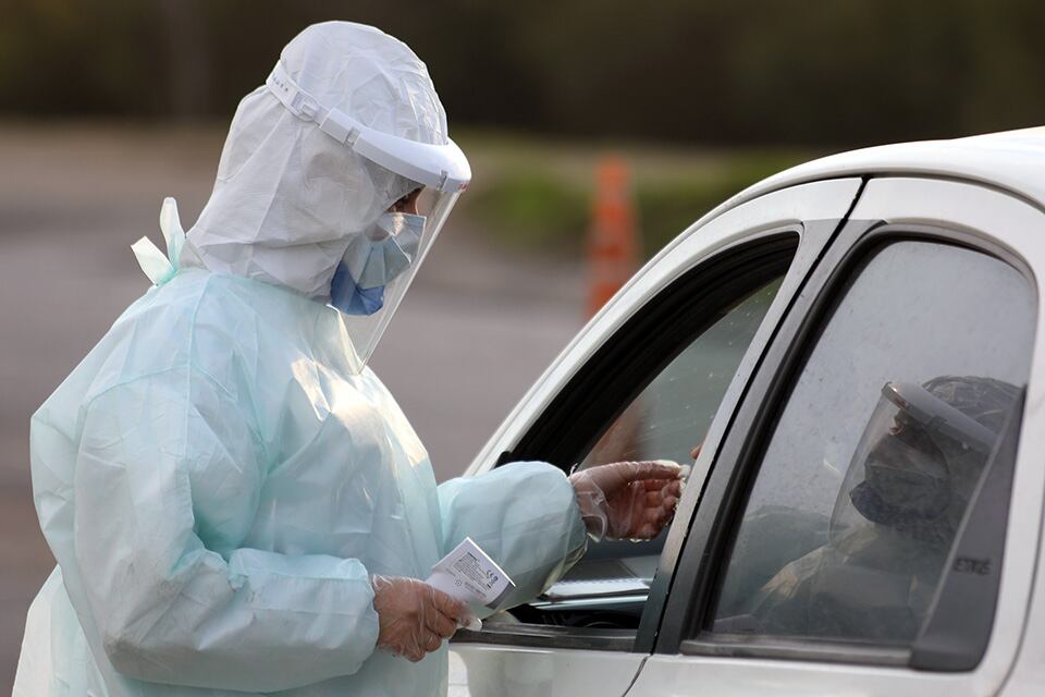 Javkin estuvo en el testeo masivo que se hizo ayer en Las Flores.