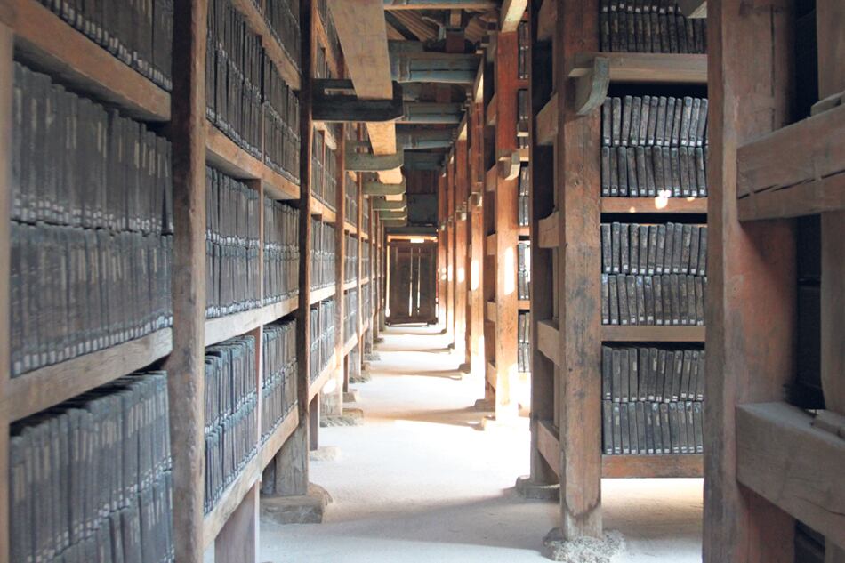 La sucesión de estantes y tablas que conforman el patrimonio de la Tripitaka Coreana.