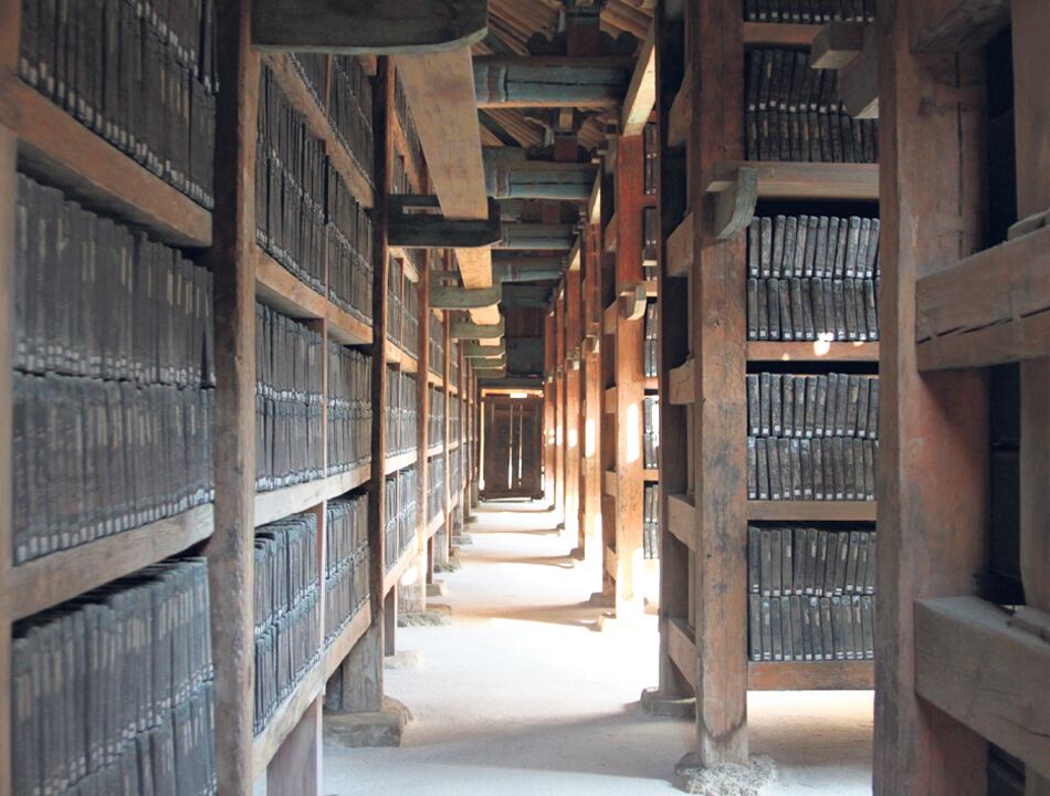 La sucesión de estantes y tablas que conforman el patrimonio de la Tripitaka Coreana.