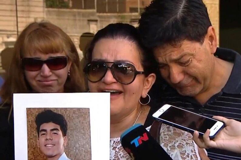 La madre y el padre de Fernando Báez brindaron declaraciones a la prensa.