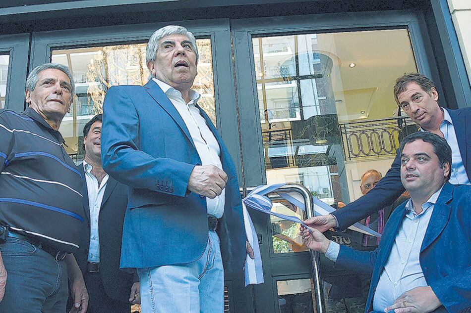 Hugo Moyano inauguró ayer el Sanatorio Antártida en compañía de Triaca y Diego Santilli.