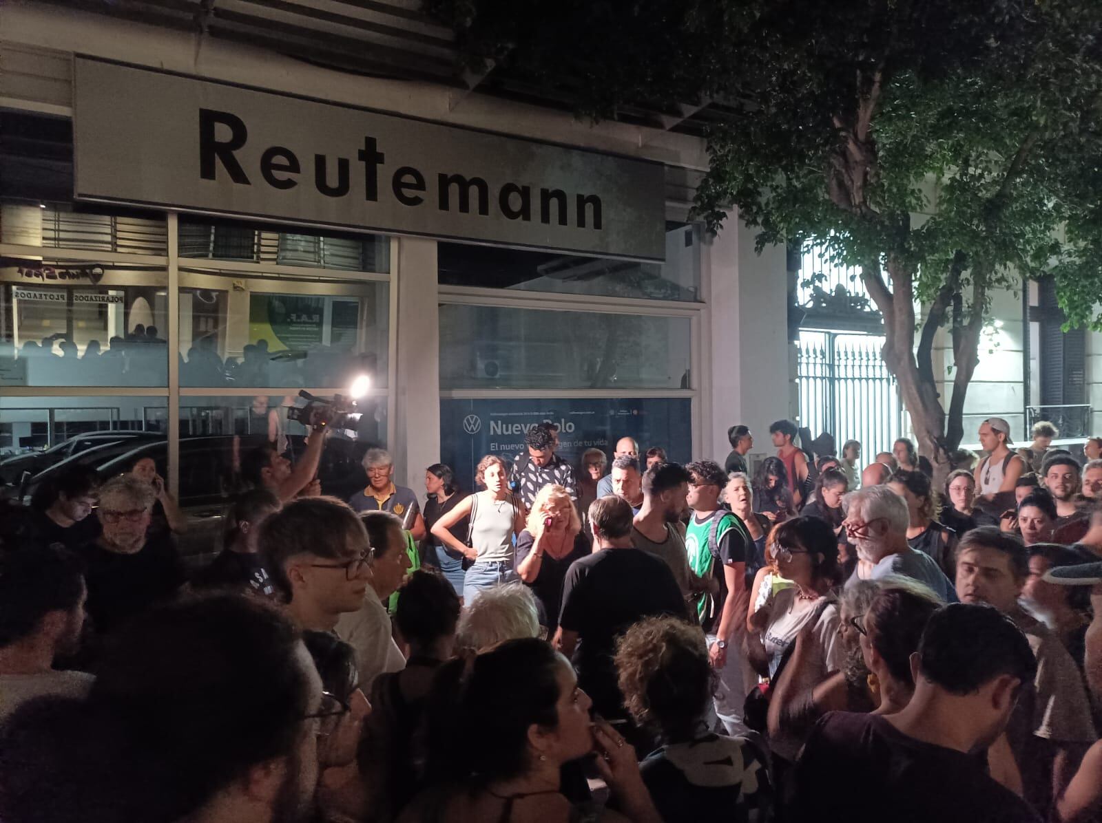 La manifestación espontánea frente a la comisaría 2°. 