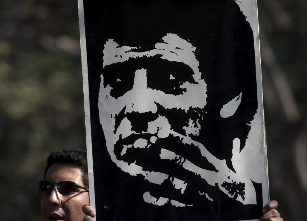 Militante del Partido Comunista, Jara fue torturado y asesinado de 44 balazos tras ser detenido en la Universidad Técnica del Estado, donde ejercía como profesor